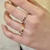 Anel Popular em Formato de Favo de Mel com Detalhes em V-Gold de Alto Padrão, Artesanato CNC, Conjunto com Diamante Moissanite, Anéis de Casal de Luxo Leve, Fábrica Atacadista