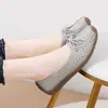 Zapatos perforados para mujer, zapatos sin cordones calados con suelas de goma suave, zapatos transpirables para mujer, sandalias sin cordones para madres de mediana edad y mayores, nuevo modelo de verano