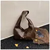 Bolsa de Hombro y Axila Vintage Texturizada con Remaches para Verano 2026, Bolso Cubo Elegante de Gran Capacidad Moda Europea y Americana