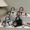 Bolso cubeta casual retro para mujer, nueva colección primavera 2026, moderno y elegante, diseño simple, adecuado para ir al trabajo, se puede llevar en la mano o usar como bolso cruzado.