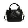 Bolsa Saco Fashion Feminina 2025 Nova para Trabalho e Dia a Dia Grande Capacidade Bolsa de Mão Senso Avançado Casual Bolsa de Ombro