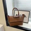 Bolso tote de tapa abatible, de alta gama, minimalista para mujer, nueva colección otoño/invierno 2026, versátil, estilo retro, gran capacidad, adecuado para ir al trabajo.