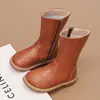 Outono/Inverno 2026 Novas Botas Doc Martens Estilo Britânico Infantil Botas Perfuradas Brogue para Meninas Cano Médio Zíper Lateral Botas Pequenas de Couro