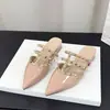 Mules de punta con tachuelas para mujer, nuevo estilo verano 2026, zapatos de mujer para el día a día con tacón grueso, sandalias de punta cerrada para exteriores, elegantes y versátiles