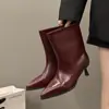 Botas Longas de Estilo Minimalista para Mulheres 2025 Estilo Ins Bico Fino Botas de Equitação Retrô Botas de Salto Fino Emagrecedoras Que Fazem as Pernas Parecerem Mais Longas