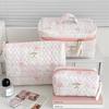 Bolsa de Maquiagem Acolchoada com Laço Branco Pequena Fresca Fofa Estudante Bolsa de Armazenamento Portátil Necessaire Bolsa de Grande Capacidade