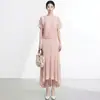 Conjunto de Dos Piezas de Moda Miyake Estilo de Viaje Relajado, Falda Larga Irregular de Cola de Pescado de Manga Corta de Color Sólido Conjunto Miyake