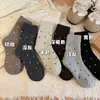 Novas meias de inverno e outono com forro de fleece, espessadas, estilo slouch, com bolinhas, quentes, de felpa, de cano médio, fofas, versáteis, retrô para mulheres