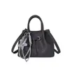 Bolsa de nicho coreana modelo nuevo verano 2026, bolso de mano versátil de alta gama para el trabajo, bolso tipo cubo, bolso cruzado para mujer