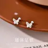 Brincos delicados e pequenos em formato de borboleta e gota redonda, feitos de prata 999 pura, projetados para mulheres, com um visual moderno e estiloso inspirado no Instagram, perfeitos para manter os piercings de orelha