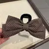 Presilha de cabelo moderna com laço de bolinhas, estilosa e elegante, perfeita para mulheres jovens, um acessório de cabelo de alta qualidade para a parte de trás da cabeça