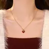 Collar de perlas de temperamento de lujo ligero de alta venta 2025 para mujer, diseño de nicho, cadena de clavícula de alta gama, accesorios versátiles de moda