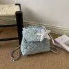 Bolsa de Ombro Estilosa com Corrente de Alto Acabamento para Mulheres, Nova Moda Verão 2026 Casual Nicho Tendência Pequena Quadrada de Ombro Único