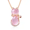 Collar de estilo coreano chapado en oro rosa con piedra de hibisco natural, colgante de gato de cristal rosa para mujer, cadena de clavícula, joyería colgante