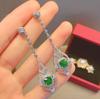 Pendientes largos de plumas de pinzón de lujo ligeros con diseño de libro rojo recomendado, pendientes huecos con forma de esmeralda.