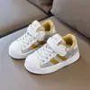 Tênis infantis estilo alemão, modelos de primavera e outono, sapatos de biqueira em concha com sola macia para meninos e meninas, tênis para bebês aprenderem a andar, tênis esportivos brancos para crianças pequenas