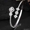 Pulseira Floral Estilo Europeu e Americano, Estilo Ins, Personalizada, Luxo Leve, Nicho, Alto Padrão, Requintada, Anel com Design Total em Zircônia, Joia de Mão para Mulheres