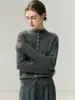 Elegante y minimalista, este cárdigan de cachemira para mujer presenta un dobladillo enrollado, un cuello semi-alto, un corte holgado y un efecto adelgazante.. Es un suéter de punto o una prenda exterior perfecta para otoño e invierno
