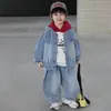 Conjunto de Ropa de Otoño para Niños 2026 Nuevo Estilo Coreano Chaqueta de Mezclilla Fresca y Elegante para Niños Conjunto de Tres Piezas Moderno y a la Moda