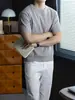 Minimalista e luxuosa, com uma textura canelada tridimensional, esta camiseta casual de manga curta possui gola redonda clássica e é perfeita como peça básica para o outono e inverno.