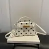 Outono 2026 Nova Bolsa de Mão de Bolinhas de Alta Qualidade Moda Feminina Versátil para o Dia a Dia Fivela de Trava Ombro Único Atacado Bolsas Femininas