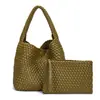 En stock 2024 Nueva Bolsa de Gran Capacidad Moda Femenina Tendencia Axila Hombro Bolso Tejido a Mano para Mujer Texto Suave