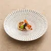 Fabricante de Platos de Cerámica Blanca Suave para Mesa, Vajilla Creativa con Relieve para Hotel, Presentación Artística de Platos, Platos Redondos Grandes