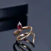 Anillo de serpiente estilo nuevo imitación turmalina roja natural anillo abierto celebridad de internet femenina elegante chapado en cobre oro rosa moda mujeres japonesas y coreanas