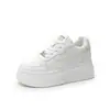 Tênis Branco Feminino com Aumento de Altura Escondido, Novo Estilo Verão 2026, Sapatos Plataforma Casuais Versáteis Respiráveis de Solado Grosso para Mulheres Baixas