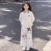 Conjunto de dos piezas versátil para niñas estilo coreano, top de cuadros patchwork con cuello para primavera y otoño con elegante ribete de encaje y pantalones casuales
