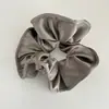 Scrunchie de Cetim Cremoso Brilhante Perolado com Borda Prensada, Estilo Coreano, com Toque Avançado para Rabos de Cavalo e Prendedores de Cabelo para Mulheres