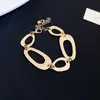 Conjunto Europeu e Americano Retro de Metal com Design Irregular Vazado para Colar, Pulseira e Brincos para Mulheres