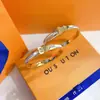 Pulsera de Lujo Ligero Marca V de 26 Luces, Artículo Popular de Venta Transfronteriza, Joyería Versátil Elegante de Moda para Mujer con Diseño Único