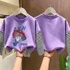 Camiseta de manga comprida para meninos, algodão puro, novo estilo primavera e outono 2026, camada interna listrada para meninos pequenos, camiseta base infantil falsa de duas peças