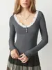 Blusa Feminina de Manga Longa com Gola Henley e Detalhe de Renda Bm Style, Camiseta Base Curta Ribatada Elástica Slim Fit
