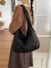 Bolso tipo dumpling transfronterizo nuevo, gran capacidad, bolso versátil para mujer, de alta gama, lujo ligero, casual, adecuado para estudiantes, para ir al trabajo y como bolso de hombro