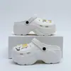 Zapatos ligeros de tacón alto perforados para usar al aire libre, cómodos y lindos, estilo casual de verano popular para mujeres, parejas y enfermeras