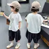 Conjunto de Roupas de Verão para Meninos 2026 Novo Estiloso Tendência Roupas Infantis Super Bonitas Colete sem Mangas de Verão para Bebê Menino