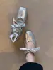 Sapatos baixos de bico quadrado francês em couro bovino macio para mulheres, novo modelo 2026, deslumbrantes sapatos pequenos de couro com laço, sapatos Mary Jane baixos