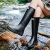 Botas de lluvia de moda para exportación transfronteriza, para mujer, con correa alta trasera, zapatos impermeables, botas de agua antideslizantes, botas de lluvia de suela gruesa, zapatos de goma para mujer
