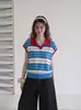 Top de polo a rayas con bloques de color frescos y vibrantes estilo coreano para mujer, diseño de verano con bordado, look juvenil, mangas acampanadas pequeñas, camisa de punto