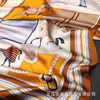 Novo Lenço Quadrado Artístico e Fashion de 70cm com Toque de Luxo, Novo Lenço de Seda Imitação Cetim para Usar com Terno, Lenço de Pescoço, Lenço para Mulheres
