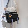 Bolso de hombro informal al por mayor de fábrica, bolso de mensajero para estudiantes con letras de colores del viento, bolso de hombro moderno para hombres y mujeres.