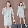 Vestido Sudadera Talla Grande 200 Jin para Mujer Largo Medio Rojo Brillante Nuevo 2025 Primavera Otoño Reductor de Edad Top con Capucha y Letras