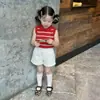 Conjunto Feminino 2026 Verão Novo Estilo Coreano Menina Pequena Colete de Tricô Listrado Vermelho Shorts Casuais Versáteis Tendência