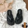 Nuevas chanclas de dibujos animados lindas y populares para niñas, versátiles y antideslizantes para uso exterior en verano, sandalias de dedo para la playa al por mayor