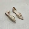 Zapatos sin cordones modelo 2026 con punta fina, lazo, diseño calado en encaje color albaricoque y cortes laterales para mujer