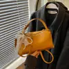 Bolso pequeño tejido popular de otoño para mujer 2026 nueva moda bolso de mano pequeño de cuero suave bolso tipo almohada bolso cruzado versátil