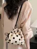 Bolsa de lunares Shuai Mi Home para mujer 2026 Nueva moda de verano Bolso de hombro o axila moderno Bolso cubo cruzado exquisito