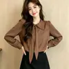 Camisa de alta gama con bordado y cuello cuadrado de atar, blusa estilo muñeca, top de diseño otoño 2026 de manga larga